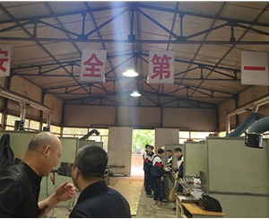 和靈石縣第一職業(yè)高中校領(lǐng)導(dǎo)在?？疾?
                                        class=