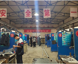 和靈石縣第一職業(yè)高中校領(lǐng)導(dǎo)在?？疾?
                                        class=