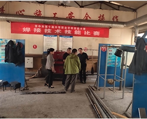 和靈石縣第一職業(yè)高中校領(lǐng)導(dǎo)在?？疾?
                                        class=