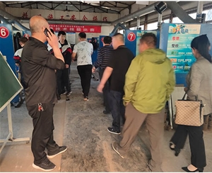 和靈石縣第一職業(yè)高中校領(lǐng)導(dǎo)在?？疾?
                                        class=