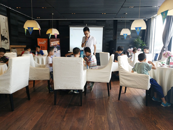 孩子們獲得配件后 要進(jìn)行樂(lè)高機(jī)器人組裝啦