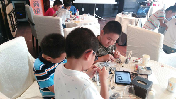 孩子們獲得配件后 要進(jìn)行樂(lè)高機(jī)器人組裝啦