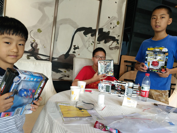 樂(lè)高機(jī)器人組裝完成的非常棒