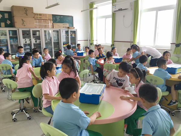 童程童美攜手芳古園小學(xué)學(xué)生玩轉(zhuǎn)樂(lè)高機(jī)器人