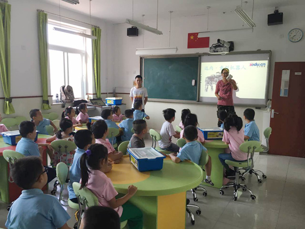 童程童美攜手芳古園小學(xué)學(xué)生玩轉(zhuǎn)樂(lè)高機(jī)器人