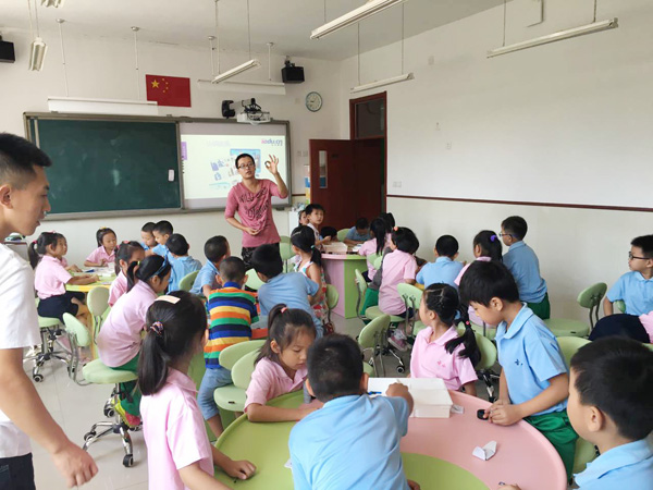 童程童美攜手芳古園小學(xué)學(xué)生玩轉(zhuǎn)樂(lè)高機(jī)器人