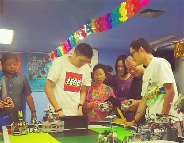 海淀區(qū)教委到童程童美考察青少年STEAM創(chuàng)客教育工作