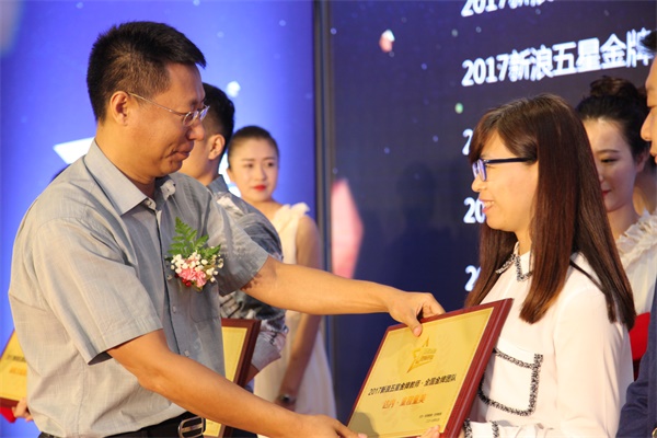 達內(nèi)童程童美斬獲2017新浪五星金牌教師評選“全國金牌團隊獎”