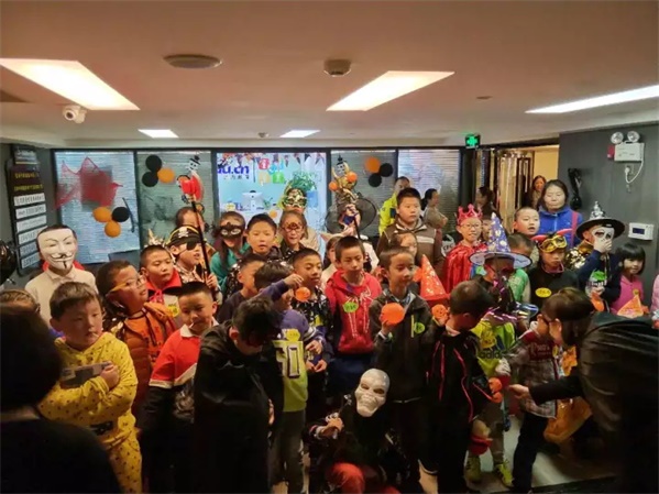 萬圣狂歡，百鬼夜行！這群“搗蛋鬼”們?cè)谕掏栏鞯匦^(qū)玩的很happy！