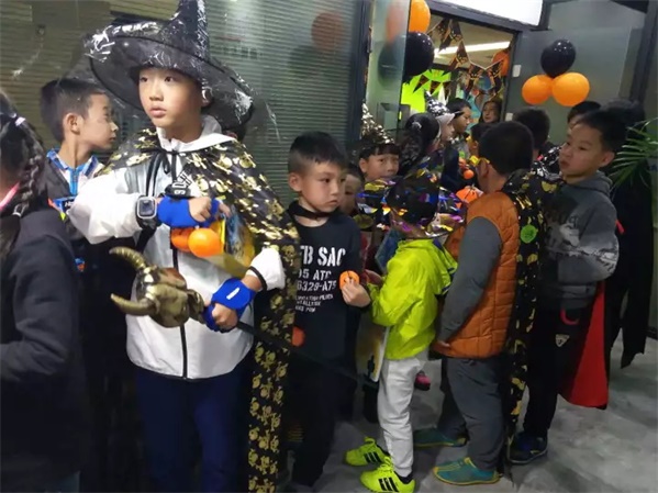 萬圣狂歡，百鬼夜行！這群“搗蛋鬼”們?cè)谕掏栏鞯匦^(qū)玩的很happy！