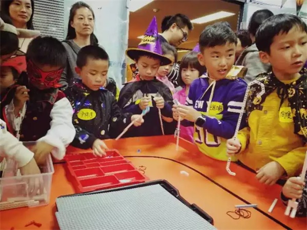 萬圣狂歡，百鬼夜行！這群“搗蛋鬼”們?cè)谕掏栏鞯匦^(qū)玩的很happy！