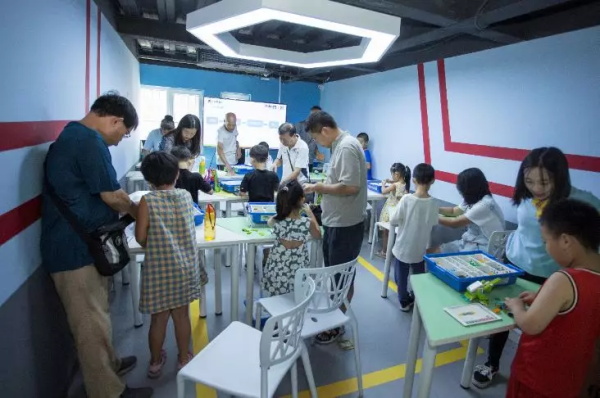 “媽媽，我覺(jué)得編程比王者榮耀好玩多了！”